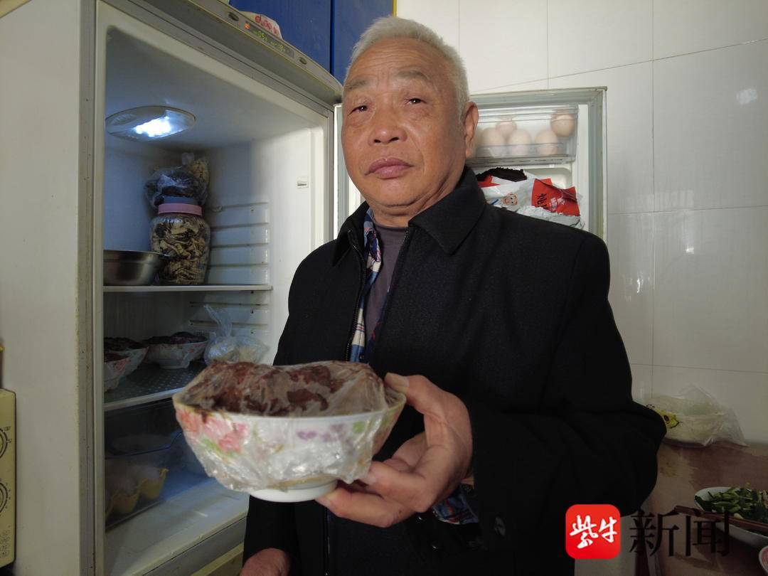 出大头翻修老周他们的春节更“安心”更“温暖”尊龙人生就是博新春走基层|总漏水的老房子村委(图2) 出大头翻修老周他们的春节更“安心”更“温暖”尊龙人生就是博新春走基层|总漏水的老房子村委(图2)