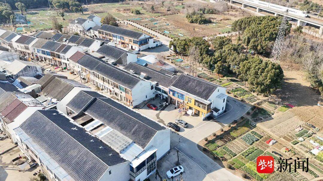 出大头翻修老周他们的春节更“安心”更“温暖”尊龙人生就是博新春走基层|总漏水的老房子村委(图3) 出大头翻修老周他们的春节更“安心”更“温暖”尊龙人生就是博新春走基层|总漏水的老房子村委(图3)